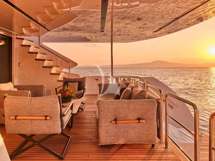 FOUR JOYS Maiora 30 - aft lounge under the sun FOUR JOYS Maiora 30 - aft lounge under the sun