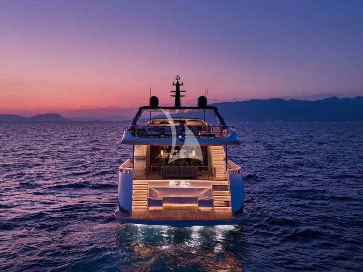 FOUR JOYS Maiora 30 - aft shot at night FOUR JOYS Maiora 30 - aft shot at night