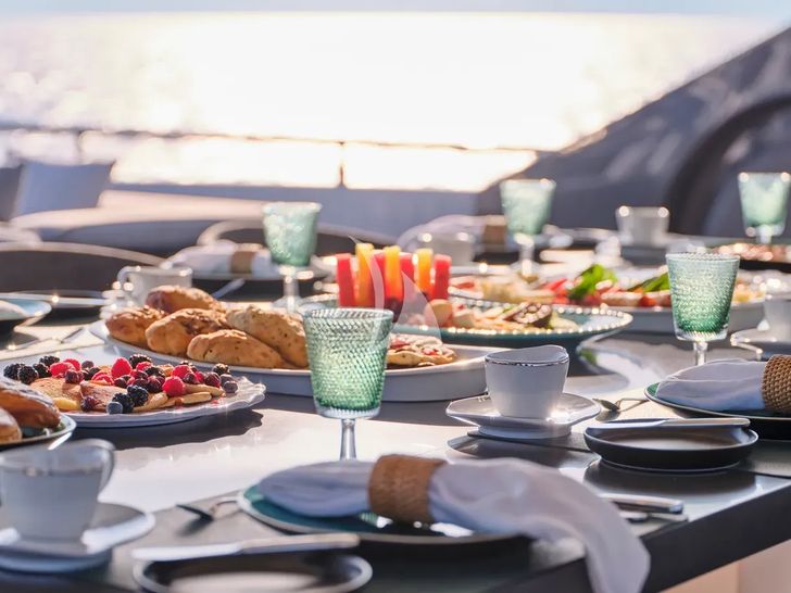 FOUR JOYS Maiora 30 - alfresco breakfast FOUR JOYS Maiora 30 - alfresco breakfast