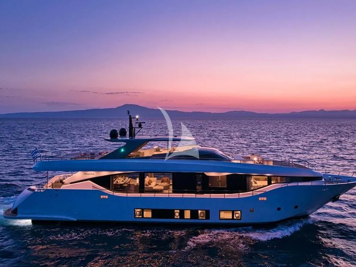 FOUR JOYS Maiora 30 - at night FOUR JOYS Maiora 30 - at night