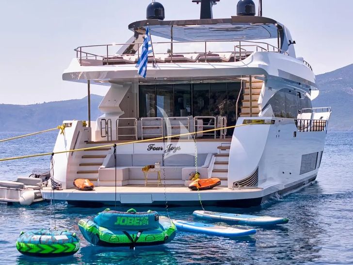 FOUR JOYS Maiora 30 - beach club and the water toys FOUR JOYS Maiora 30 - beach club and the water toys