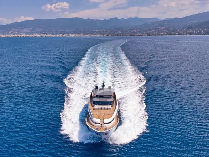 FOUR JOYS Maiora 30 - cruising front view FOUR JOYS Maiora 30 - cruising front view