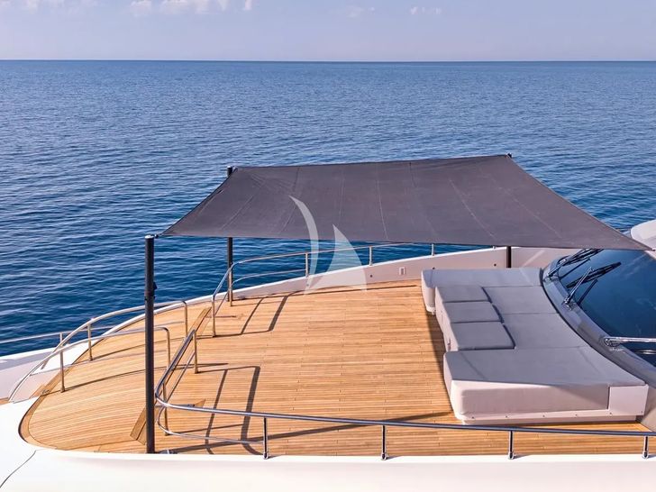 FOUR JOYS Maiora 30 - foredeck lounge covered FOUR JOYS Maiora 30 - foredeck lounge covered