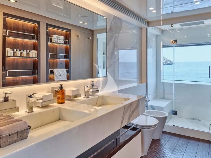 FOUR JOYS Maiora 30 - master cabin bathroom FOUR JOYS Maiora 30 - master cabin bathroom