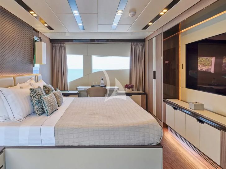 FOUR JOYS Maiora 30 - master cabin bed TV FOUR JOYS Maiora 30 - master cabin bed TV