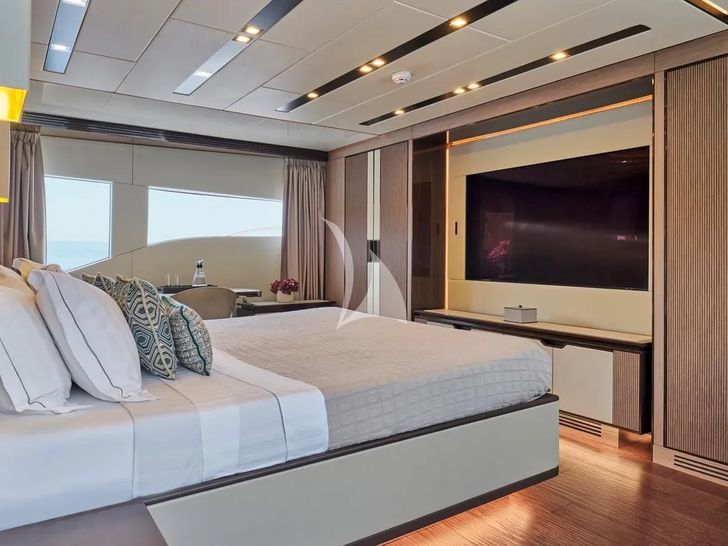 FOUR JOYS Maiora 30 - master cabin bed and TV FOUR JOYS Maiora 30 - master cabin bed and TV