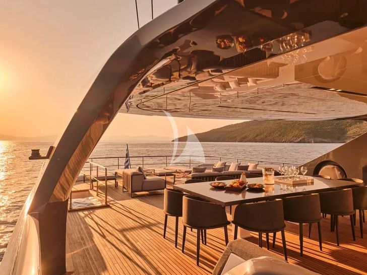 FOUR JOYS Maiora 30 - sundeck dining area under the sunset FOUR JOYS Maiora 30 - sundeck dining area under the sunset