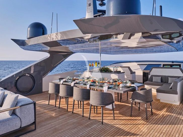 FOUR JOYS Maiora 30 - sundeck dining area FOUR JOYS Maiora 30 - sundeck dining area