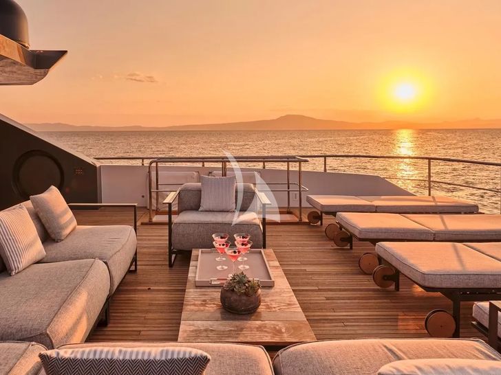 FOUR JOYS Maiora 30 - sundeck lounge under the sunset FOUR JOYS Maiora 30 - sundeck lounge under the sunset