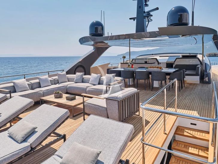 FOUR JOYS Maiora 30 - sundeck FOUR JOYS Maiora 30 - sundeck