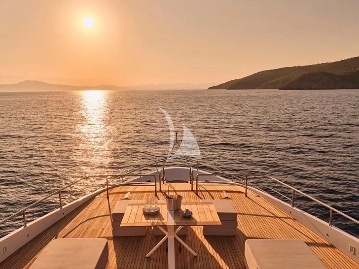 FOUR JOYS Maiora 30 - wine on the foredeck FOUR JOYS Maiora 30 - wine on the foredeck