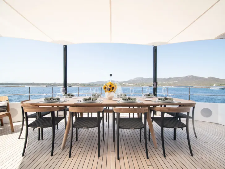 FOX Pendennis 34m - bridge deck dining FOX Pendennis 34m - bridge deck dining