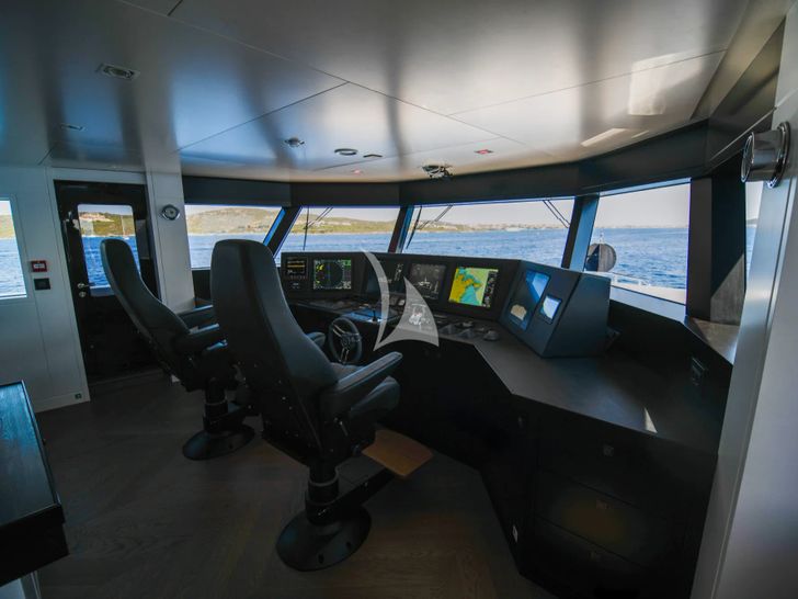 FOX Pendennis 34m - cockpit FOX Pendennis 34m - cockpit