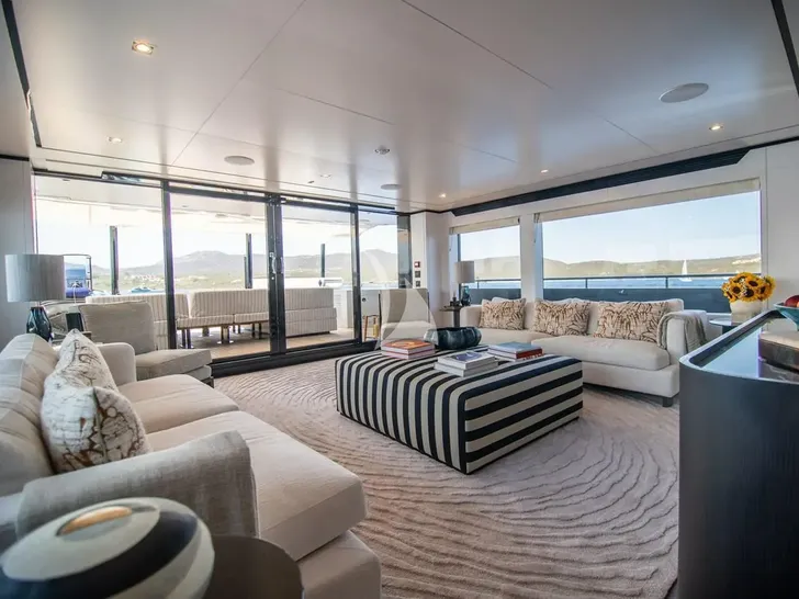 FOX Pendennis 34m - saloon seating FOX Pendennis 34m - saloon seating