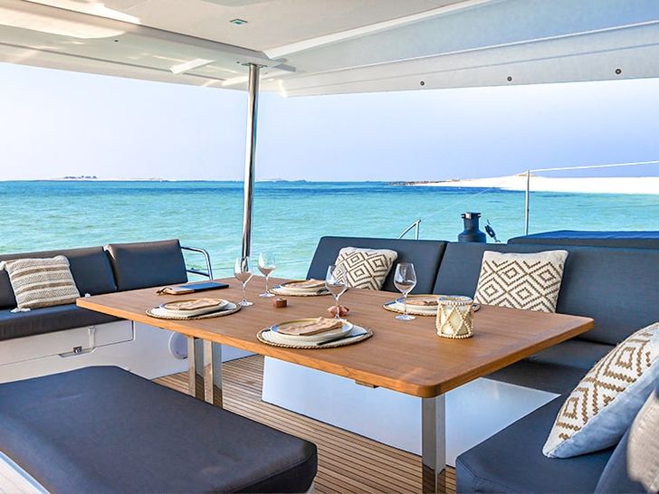 Fountaine Pajot Aura 51 - Saloon