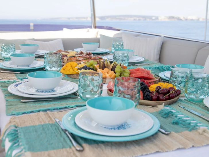 FREE SOUL Princess 68 - alfresco dining set up FREE SOUL Princess 68 - alfresco dining set up