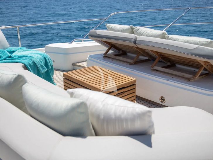 FREE SOUL Princess 68 - foredeck lounge FREE SOUL Princess 68 - foredeck lounge