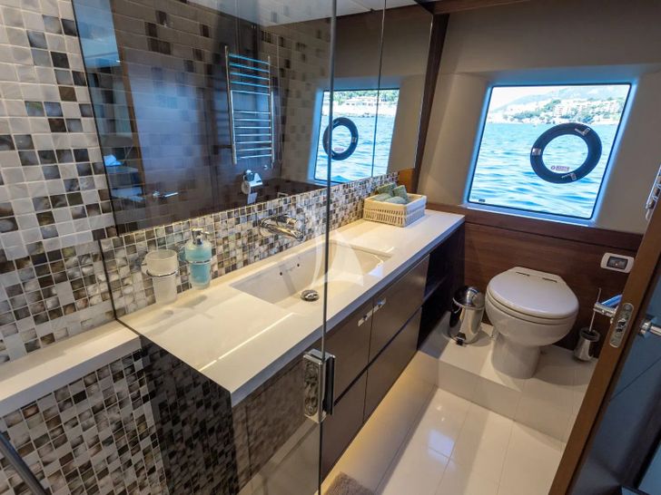 FREE SOUL Princess 68 - master cabin bathroom FREE SOUL Princess 68 - master cabin bathroom