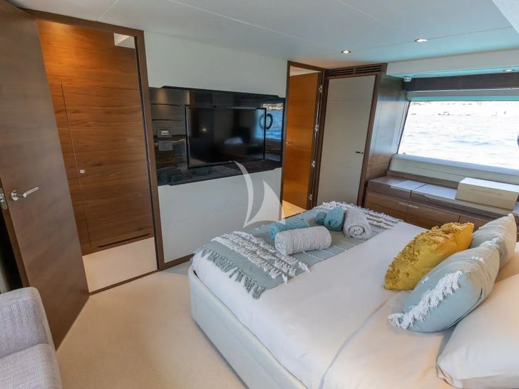 FREE SOUL Princess 68 - master cabin bed and TV FREE SOUL Princess 68 - master cabin bed and TV