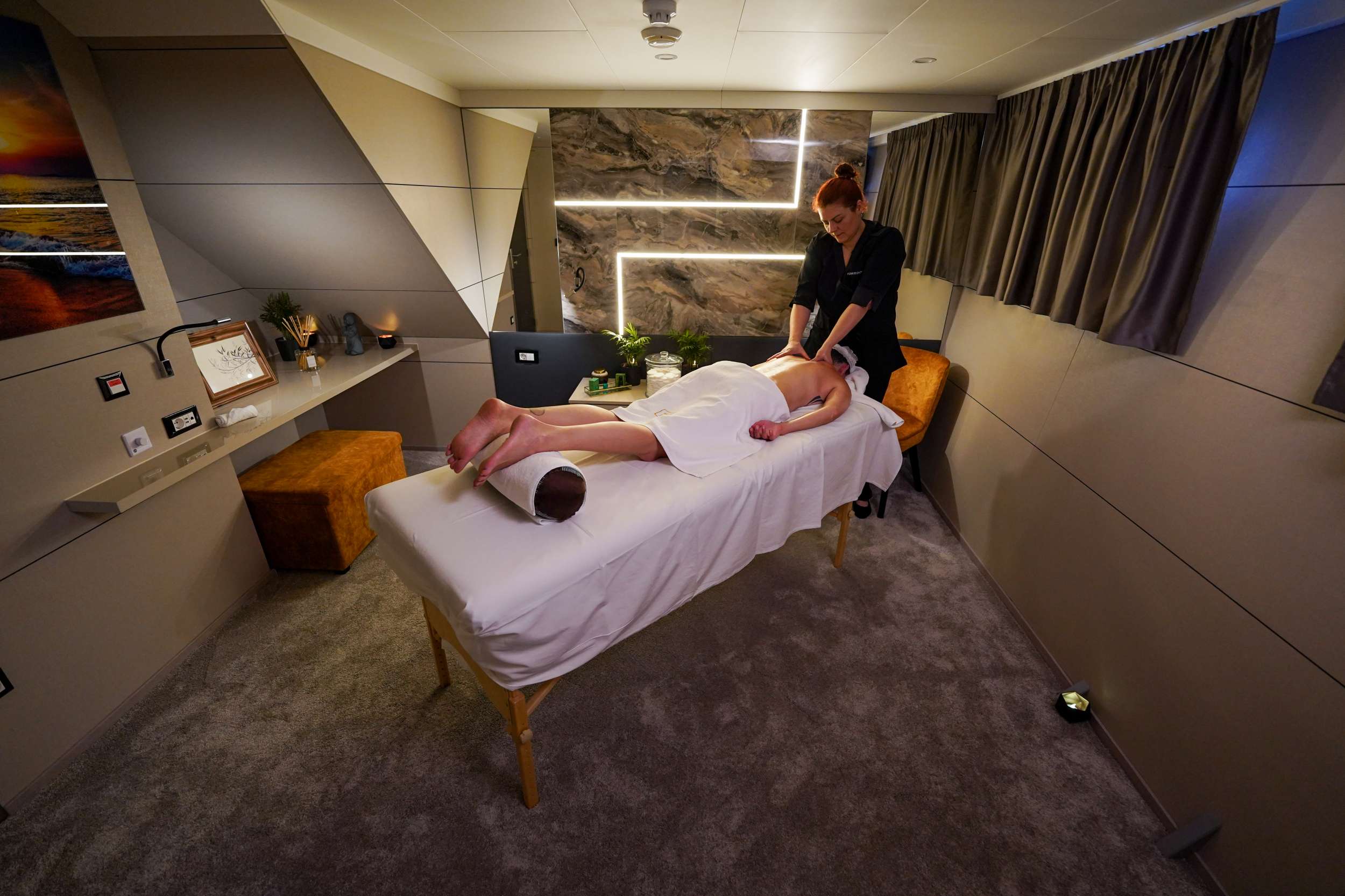 FREEDOM Custom 48m - massage room