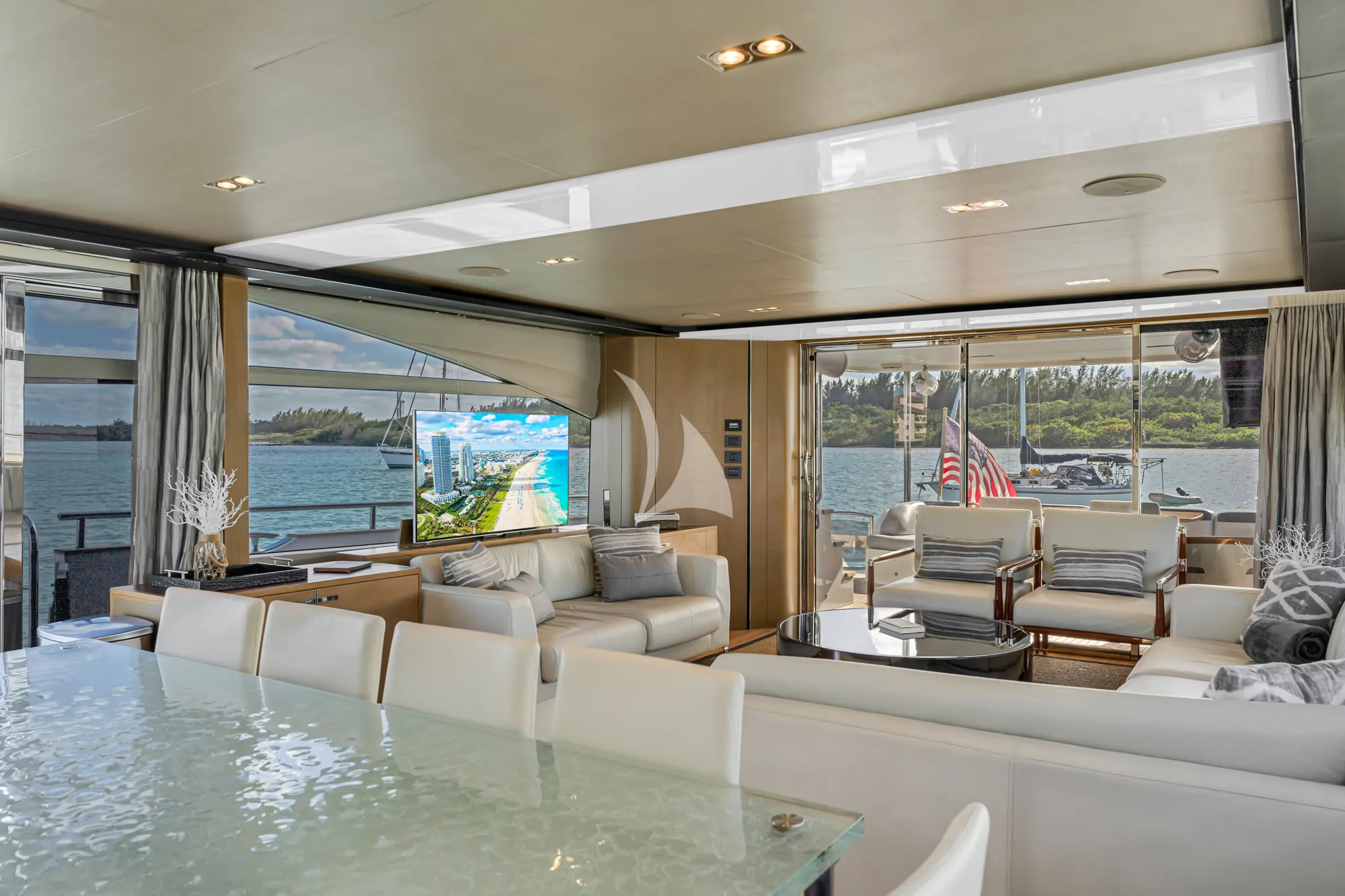 FREEDOM Princess Y88 - saloon dining area and lounge