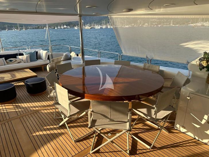 FRIENDSHIP Benetti Classic 115 - sun deck dining area FRIENDSHIP Benetti Classic 115 - sun deck dining area