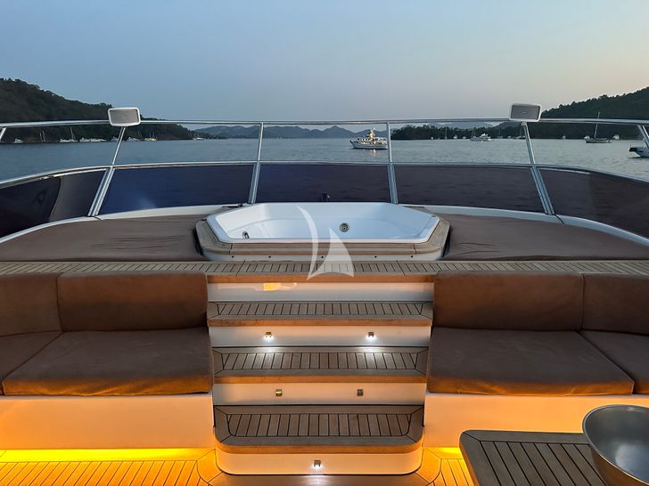 FRIENDSHIP Benetti Classic 115 - jacuzzi at night FRIENDSHIP Benetti Classic 115 - jacuzzi at night