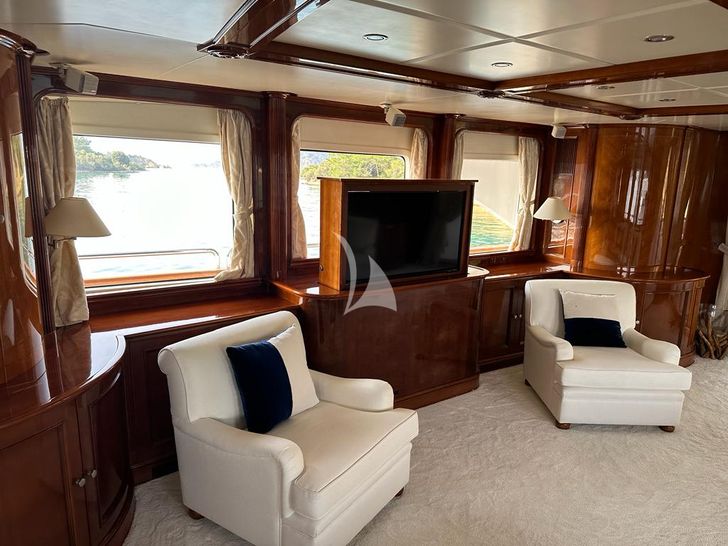 FRIENDSHIP Benetti Classic 115 - main saloon TV FRIENDSHIP Benetti Classic 115 - main saloon TV