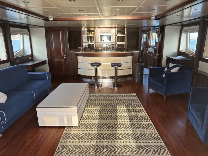 FRIENDSHIP Benetti Classic 115 - sky lounge with a bar FRIENDSHIP Benetti Classic 115 - sky lounge with a bar