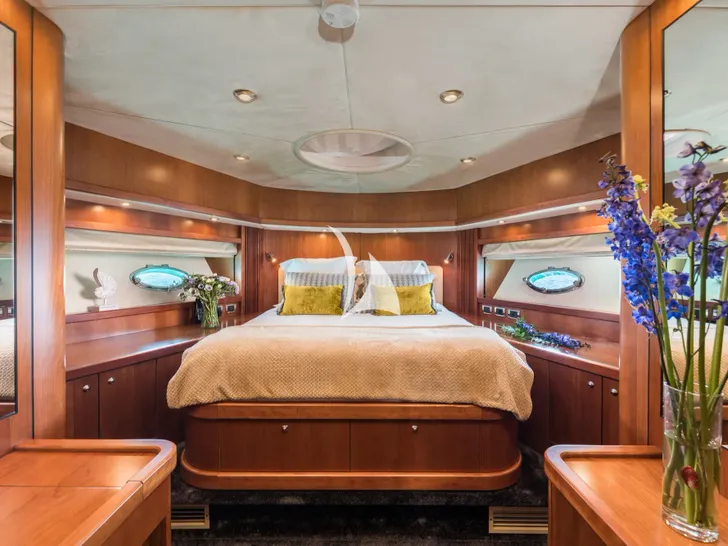 FROGGY Sunseeker Predator 72 - VIP cabin bed FROGGY Sunseeker Predator 72 - VIP cabin bed