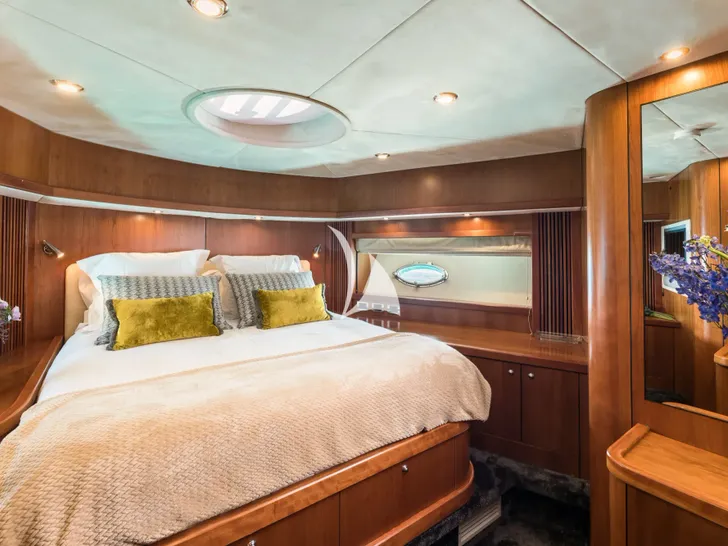 FROGGY Sunseeker Predator 72 - VIP cabin FROGGY Sunseeker Predator 72 - VIP cabin