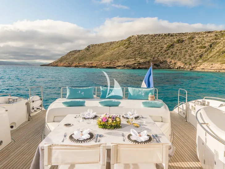 FROGGY Sunseeker Predator 72 - aft deck dining set up FROGGY Sunseeker Predator 72 - aft deck dining set up