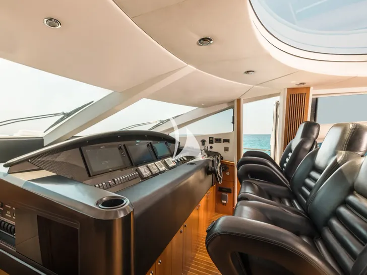 FROGGY Sunseeker Predator 72 - cockpit FROGGY Sunseeker Predator 72 - cockpit