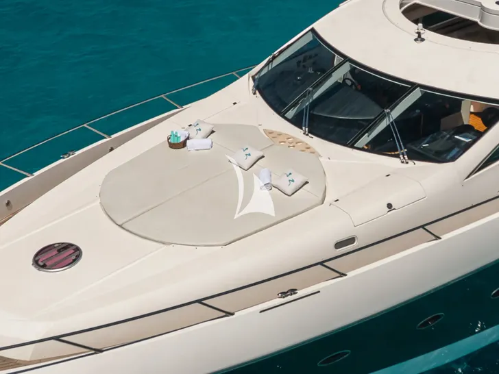 FROGGY Sunseeker Predator 72 - foredeck bronzing area FROGGY Sunseeker Predator 72 - foredeck bronzing area