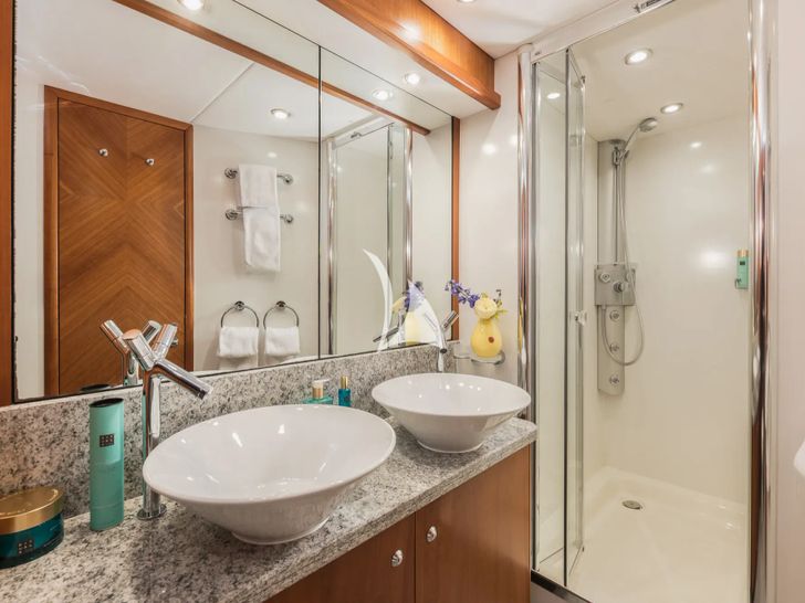 FROGGY Sunseeker Predator 72 - master cabin bathroom FROGGY Sunseeker Predator 72 - master cabin bathroom