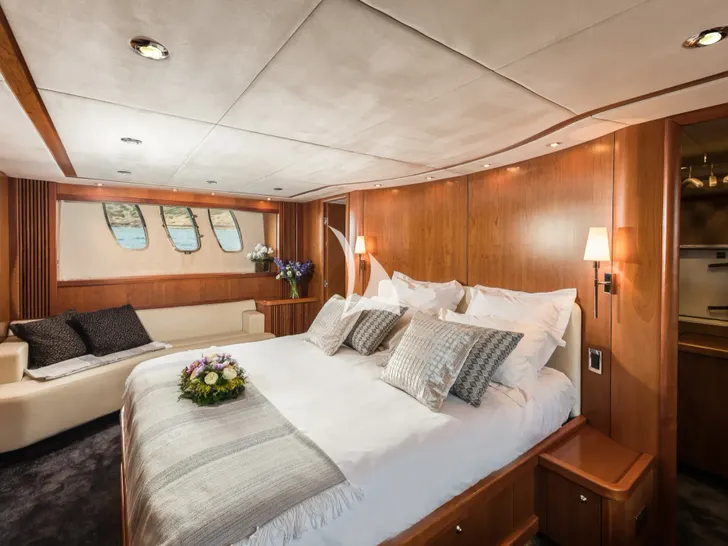 FROGGY Sunseeker Predator 72 - master cabin bed and seating FROGGY Sunseeker Predator 72 - master cabin bed and seating