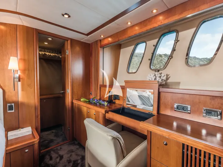 FROGGY Sunseeker Predator 72 - master cabin vanity FROGGY Sunseeker Predator 72 - master cabin vanity