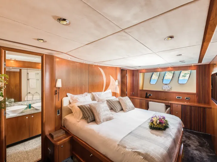FROGGY Sunseeker Predator 72 - master cabin FROGGY Sunseeker Predator 72 - master cabin