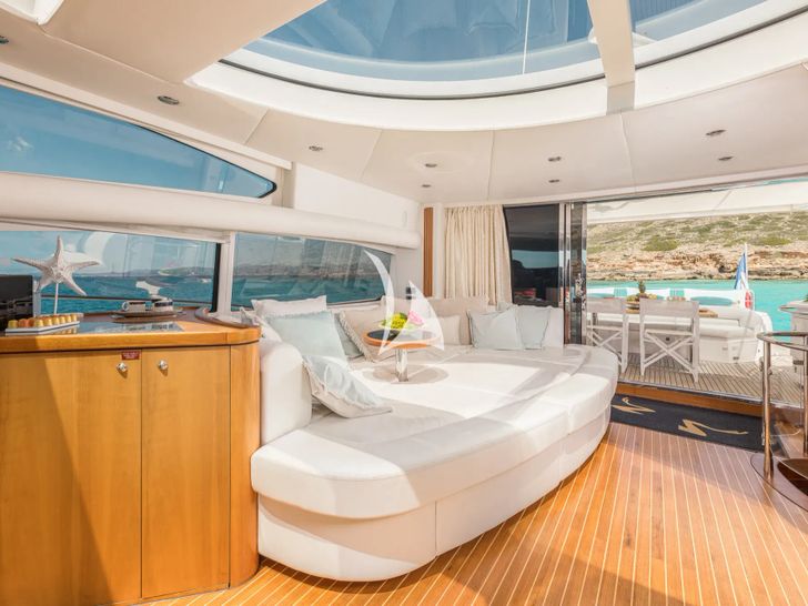 FROGGY Sunseeker Predator 72 - saloon seating and bar FROGGY Sunseeker Predator 72 - saloon seating and bar