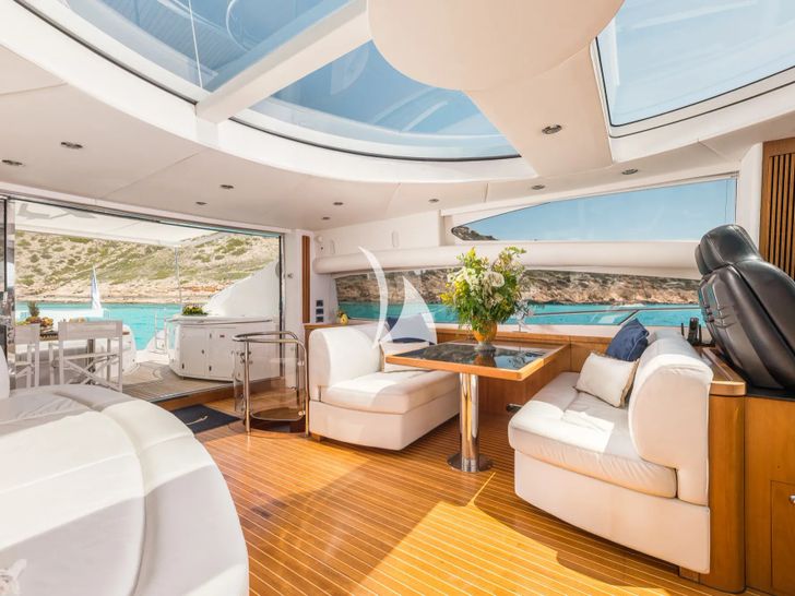 FROGGY Sunseeker Predator 72 - saloon FROGGY Sunseeker Predator 72 - saloon