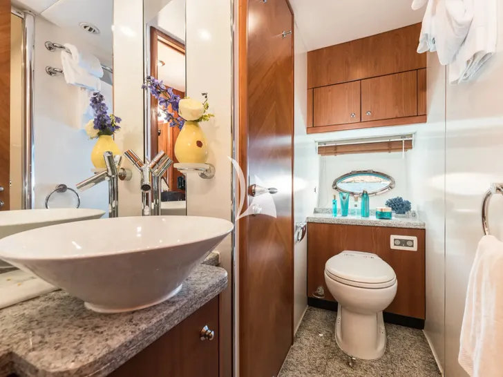 FROGGY Sunseeker Predator 72 - twin bunk cabin bathroom FROGGY Sunseeker Predator 72 - twin bunk cabin bathroom