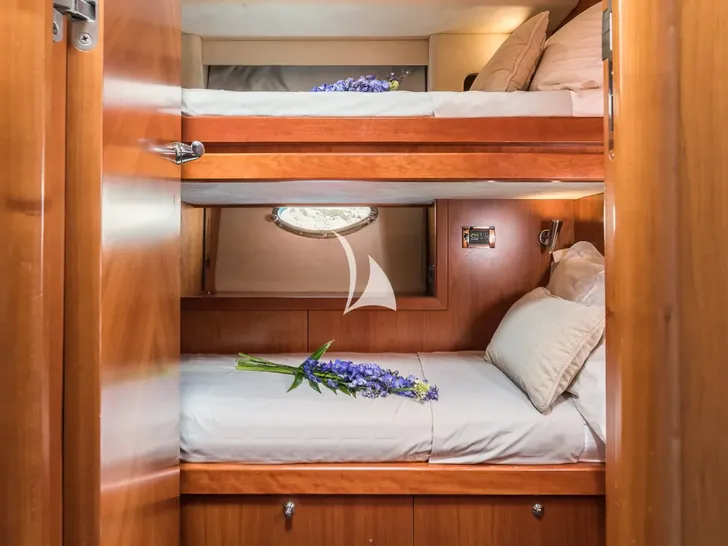 FROGGY Sunseeker Predator 72 - twin bunk cabin FROGGY Sunseeker Predator 72 - twin bunk cabin