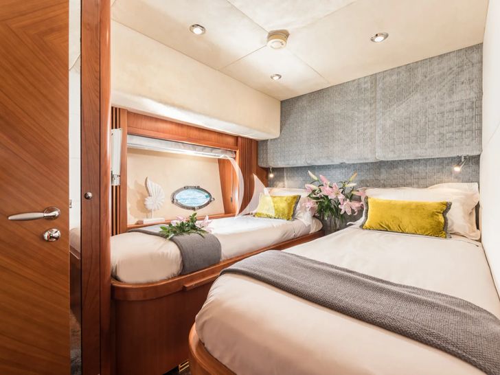 FROGGY Sunseeker Predator 72 - twin cabin 1 FROGGY Sunseeker Predator 72 - twin cabin 1