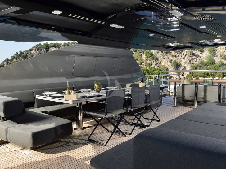FX Peri 38m Flybridge Alfresco Dining FX Peri 38m Flybridge Alfresco Dining