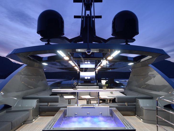 FX Peri 38m Jacuzzi FX Peri 38m Jacuzzi