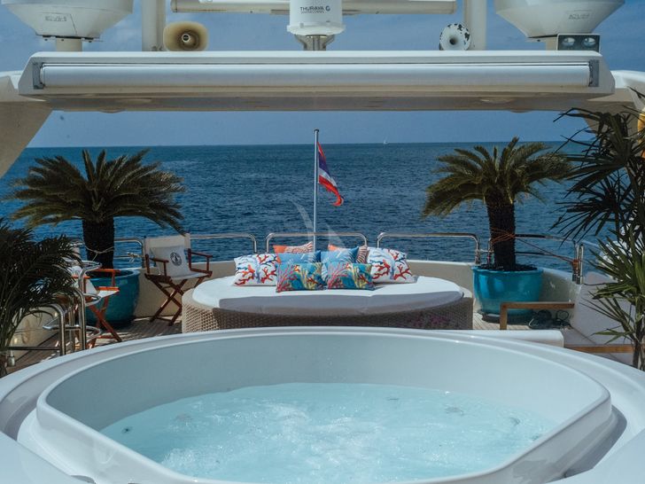 FOR YOUR EYES ONLY Astondoa 102 GLX - sundeck jacuzzi FOR YOUR EYES ONLY Astondoa 102 GLX - sundeck jacuzzi