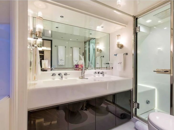 GALA I Benetti Delfino 93 - master cabin bathroom GALA I Benetti Delfino 93 - master cabin bathroom