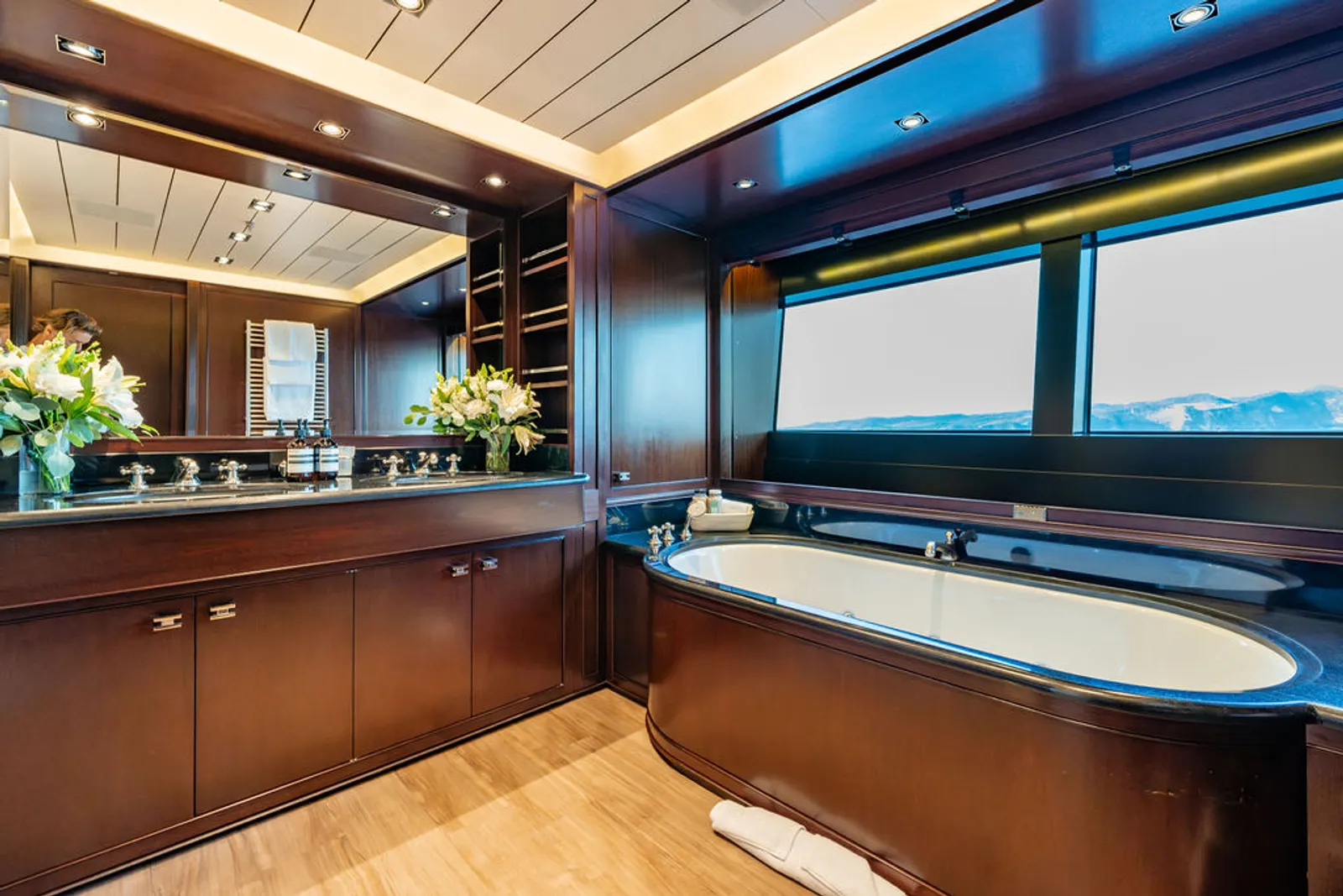 GALILEO Picchiotti 55.7m - master cabin en-suite with bath tub