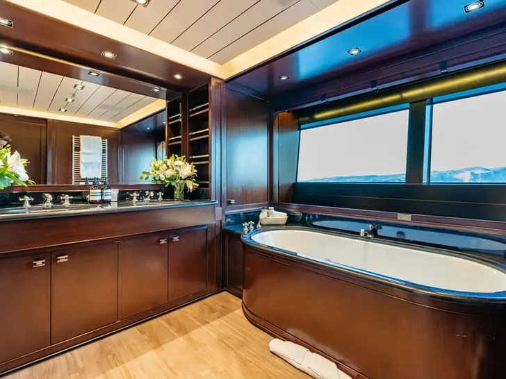 GALILEO Picchiotti 55.7m - master cabin en-suite with bath tub GALILEO Picchiotti 55.7m - master cabin en-suite with bath tub