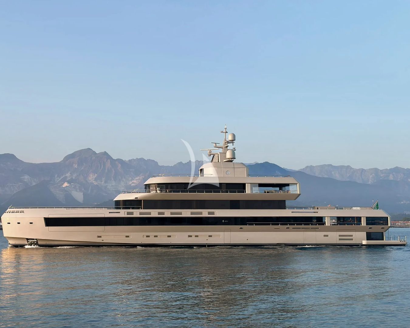 GECO(BY G. ARMANI)Admiral 72m - profile